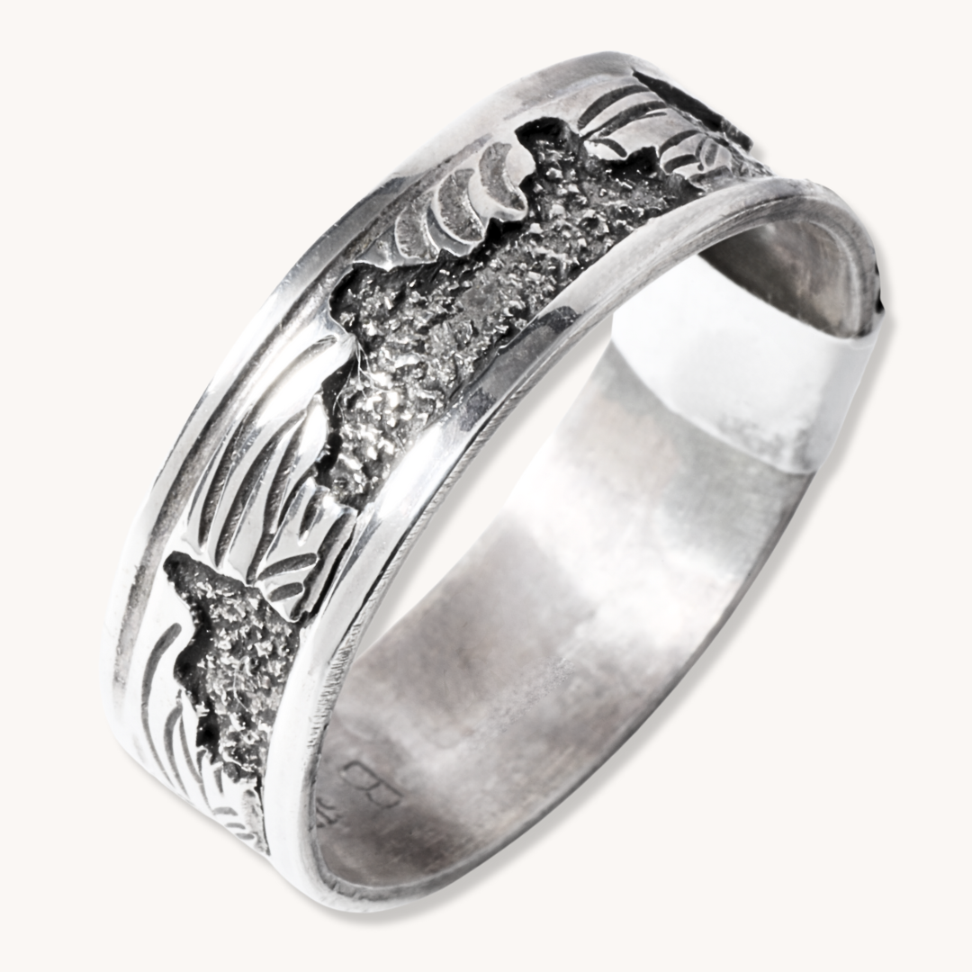 Overlay Storyteller-Style Mesa Band Ring
