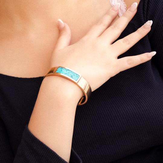 Radiante: Turquoise Ravine Bracelet made of sterling silver, featuring a turquoise inlay, worn on a hand.