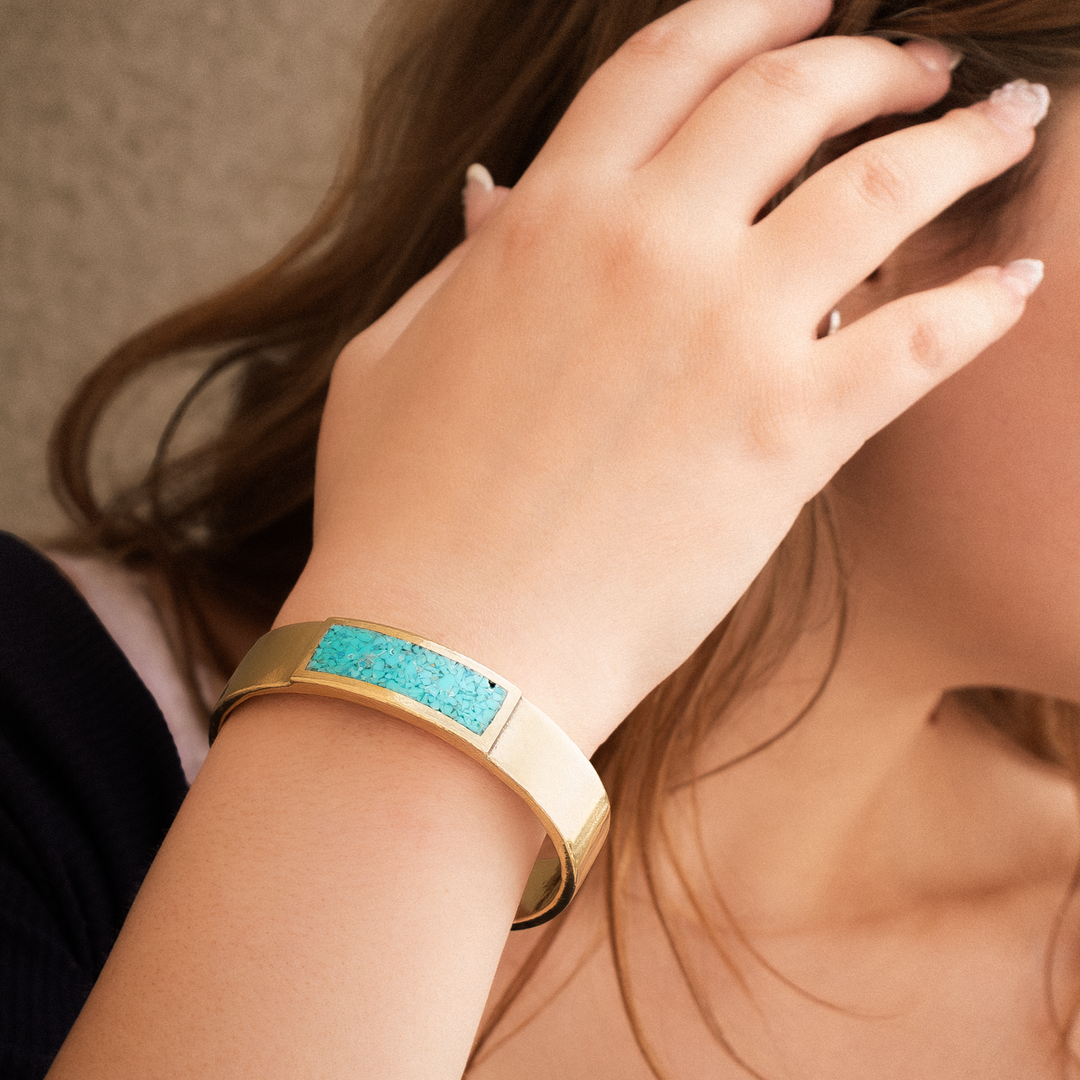 Radiante: Turquoise Ravine Bracelet in sterling silver, featuring a turquoise inlay, worn on a woman's wrist.