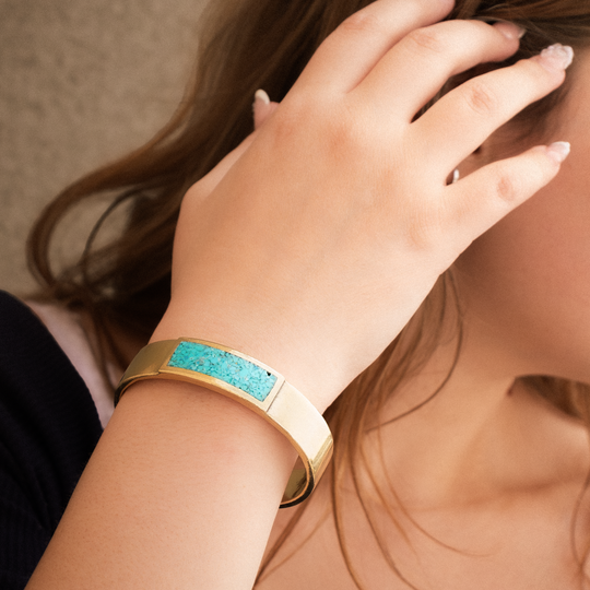 Radiante: Turquoise Ravine Bracelet in sterling silver, featuring a turquoise inlay, worn on a woman's wrist.