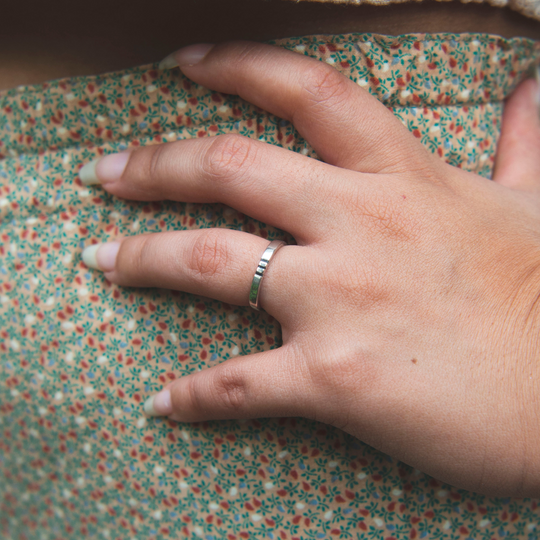 Silver Band Ring with Pinshell